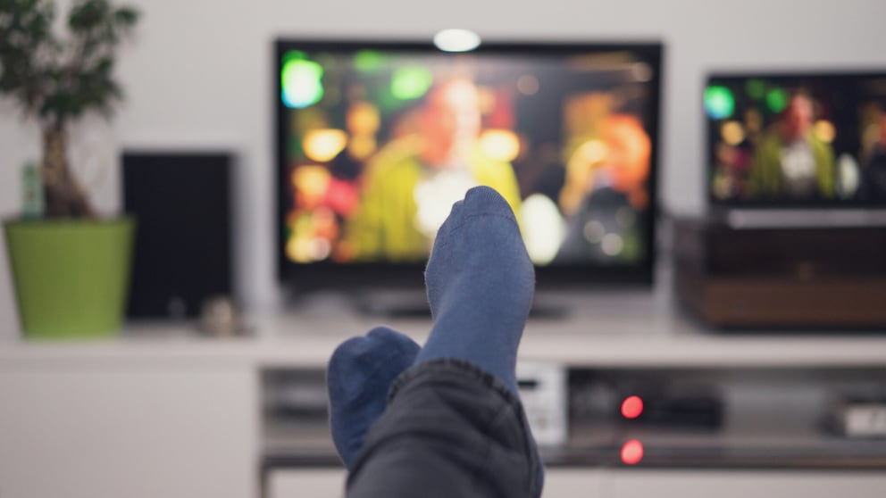 Mann schaut Fernsehen