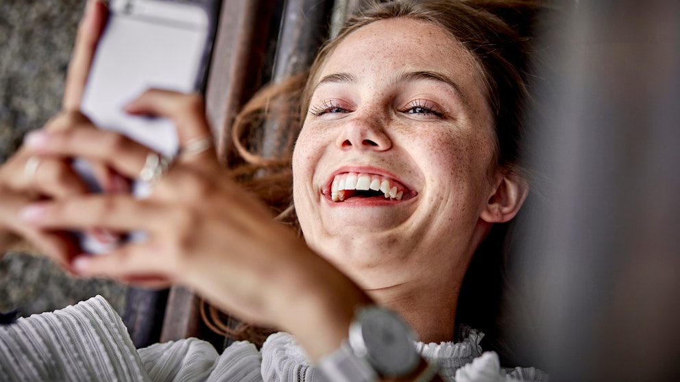 Lachende Frau mit Handy