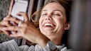 Lachende Frau mit Handy