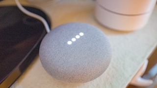 Nahaufnahme eines Google Home Mini