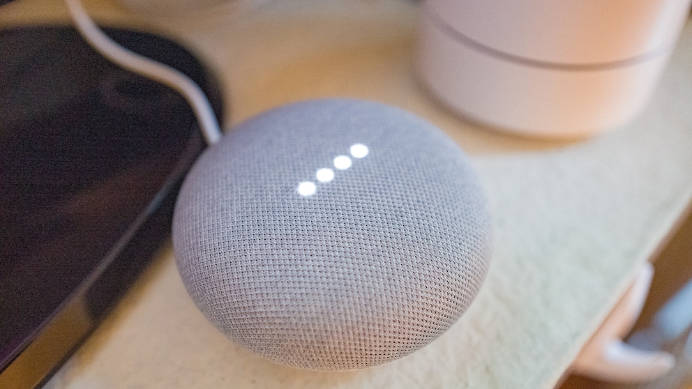 Nahaufnahme eines Google Home Mini