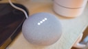 Nahaufnahme eines Google Home Mini