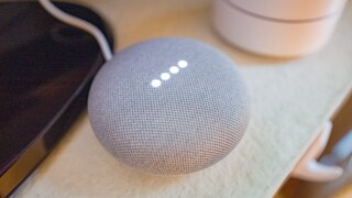 Nahaufnahme eines Google Home Mini