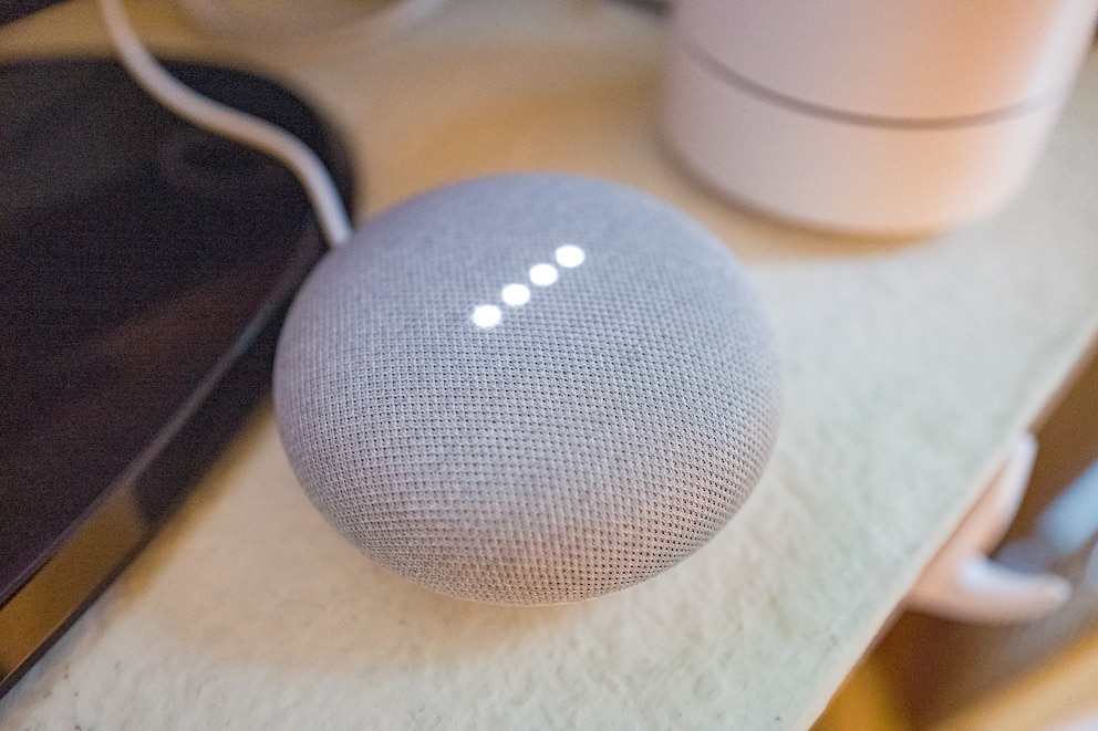 Nahaufnahme eines Google Home Mini