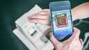 Mit einem Chip in der Hand ohne Bargeld bezahlen