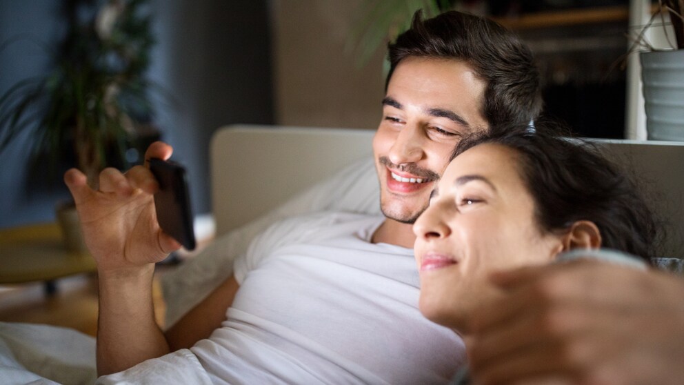 Paar schaut sich Filme auf dem Smartphone an