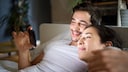 Paar schaut sich Filme auf dem Smartphone an