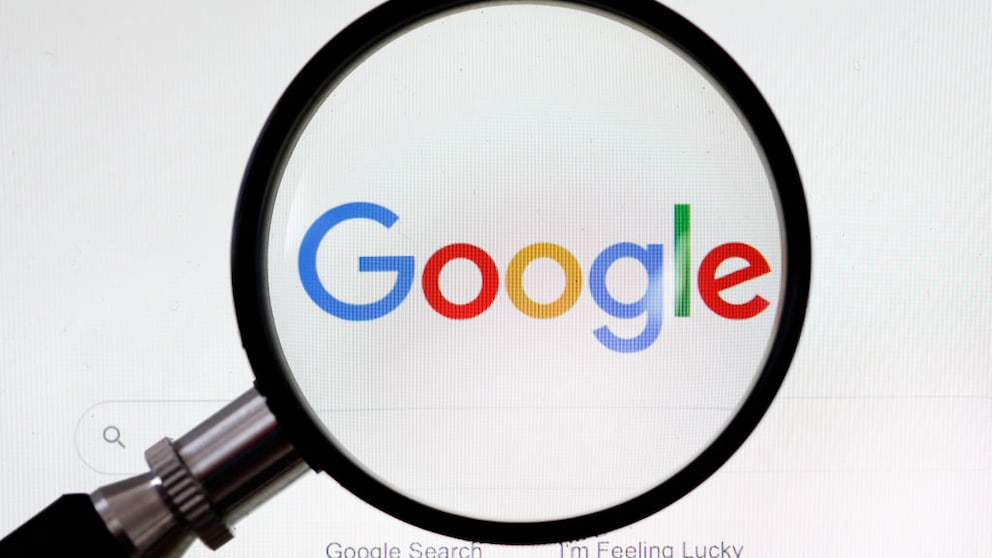 Beschwerde gegen Google: Symbolbild mit Google-Schriftzug und Lupe