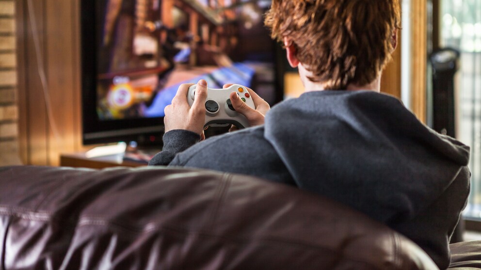 Junge spielt mit Spielekonsole