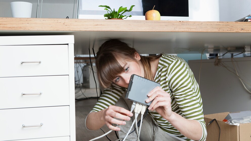 Junge Frau schließt Router an