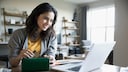 Frau mit Laptop