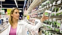 Frau kauft Adapter im Fachmarkt