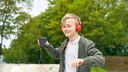 Junge hört über Kopfhörer Musik