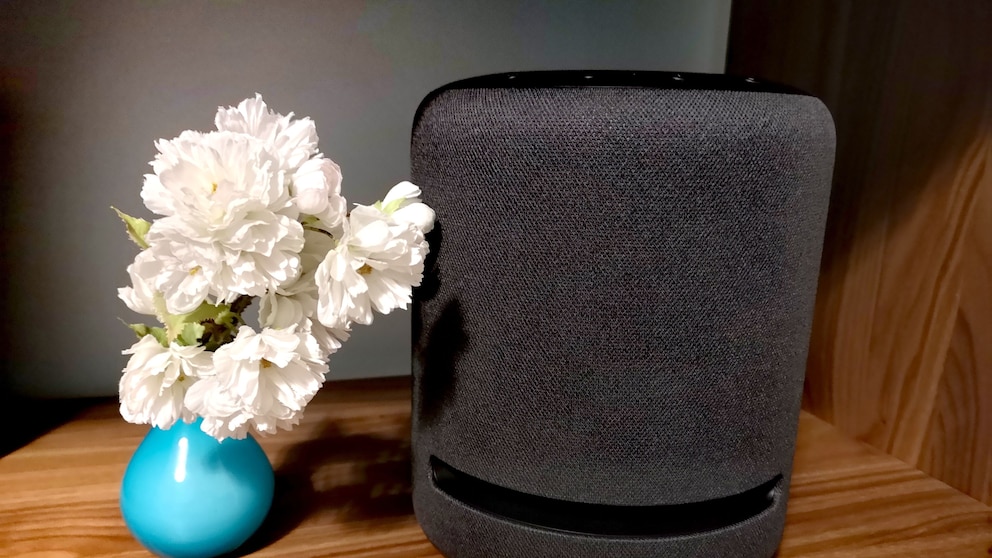 Amazon Echo Studio im Regal