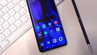 Xiaomi Mi Note 10 auf dem Schreibtisch