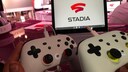 Google Stadia Controller und Laptop auf der Gamescom