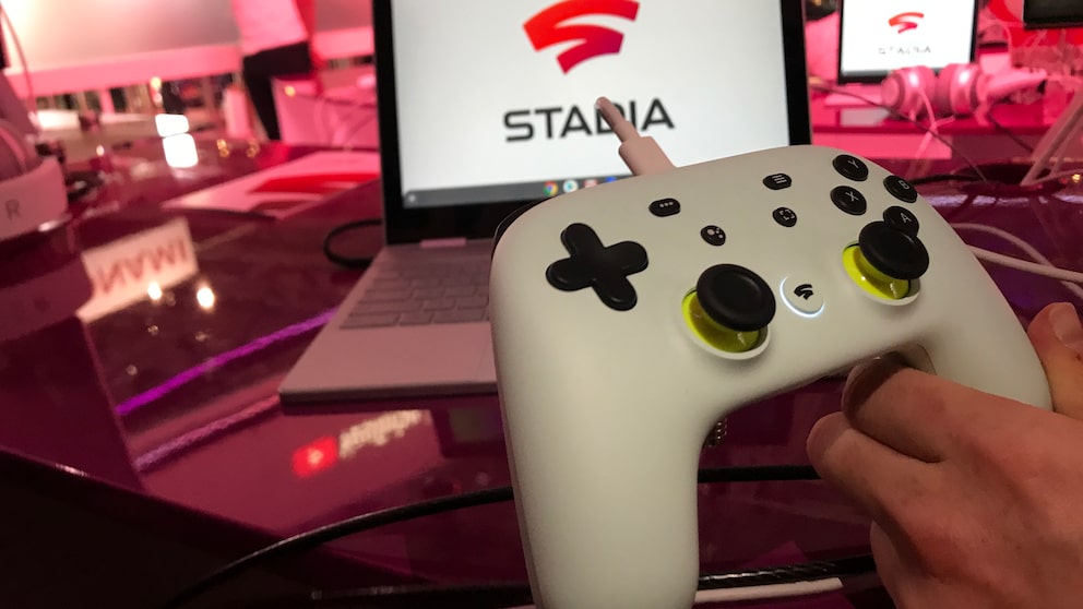 Google Stadia Controller und Laptop auf der Gamescom