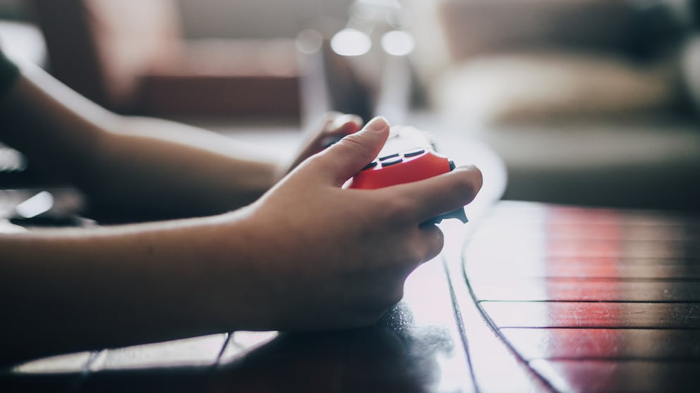 Simulationsspiele Steam: Hände halten einen Controller