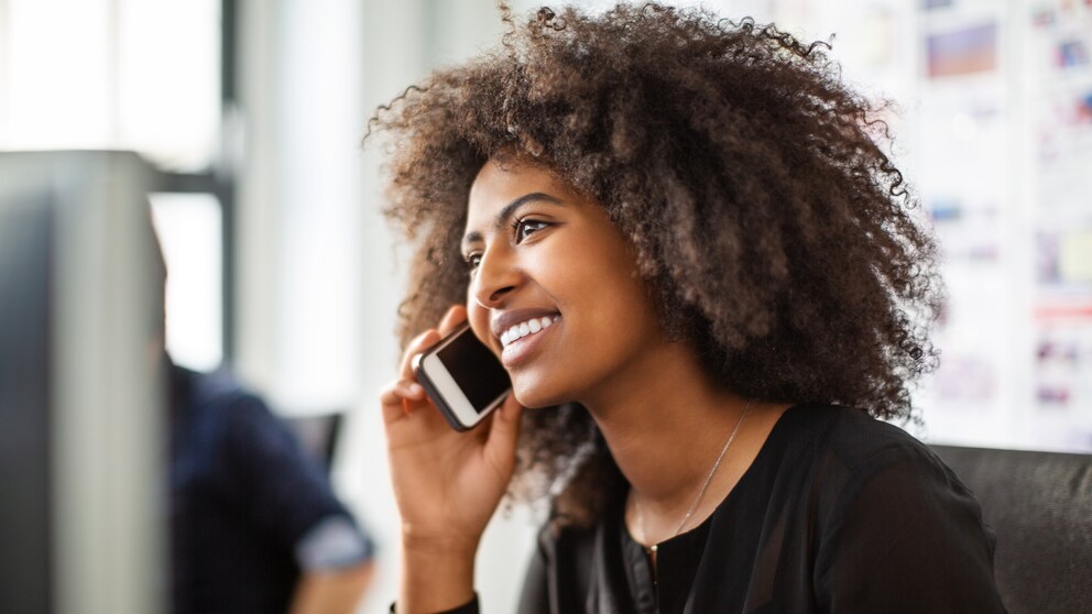 Frau telefoniert mit Handy