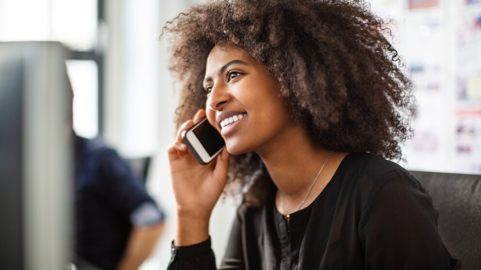 Frau telefoniert mit Handy