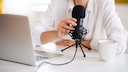 Frau nimmt Podcast auf