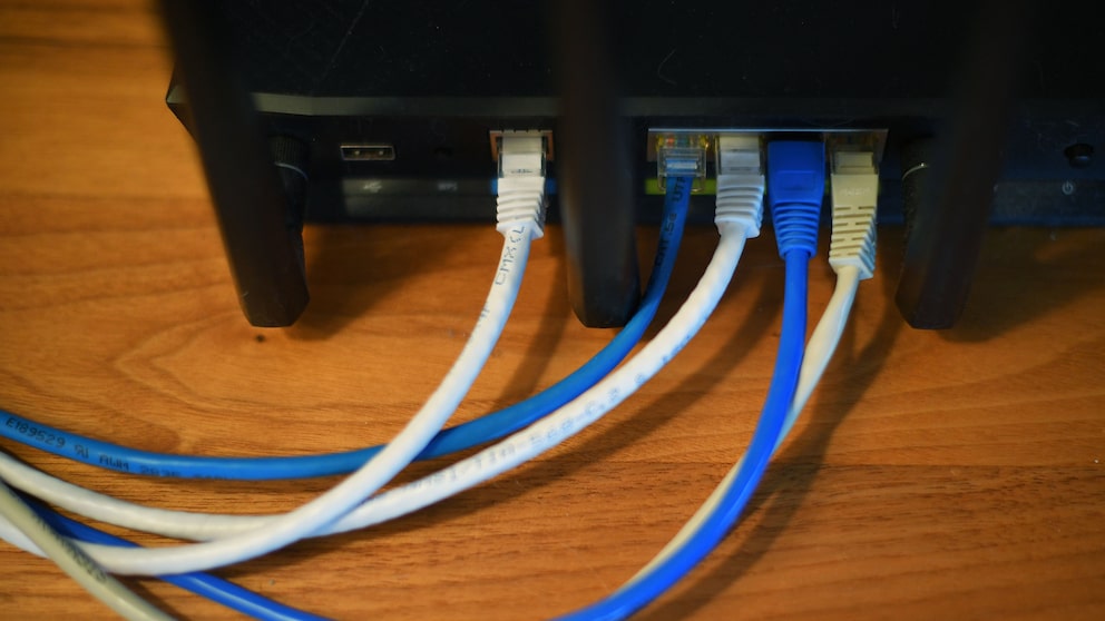 Router mit Kabeln