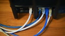 Router mit Kabeln