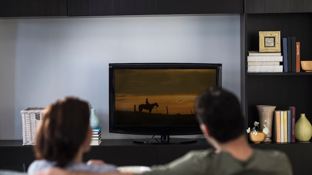 junges Paar auf dem Sofa vor dem Fernseher: Symbolbild Streaming