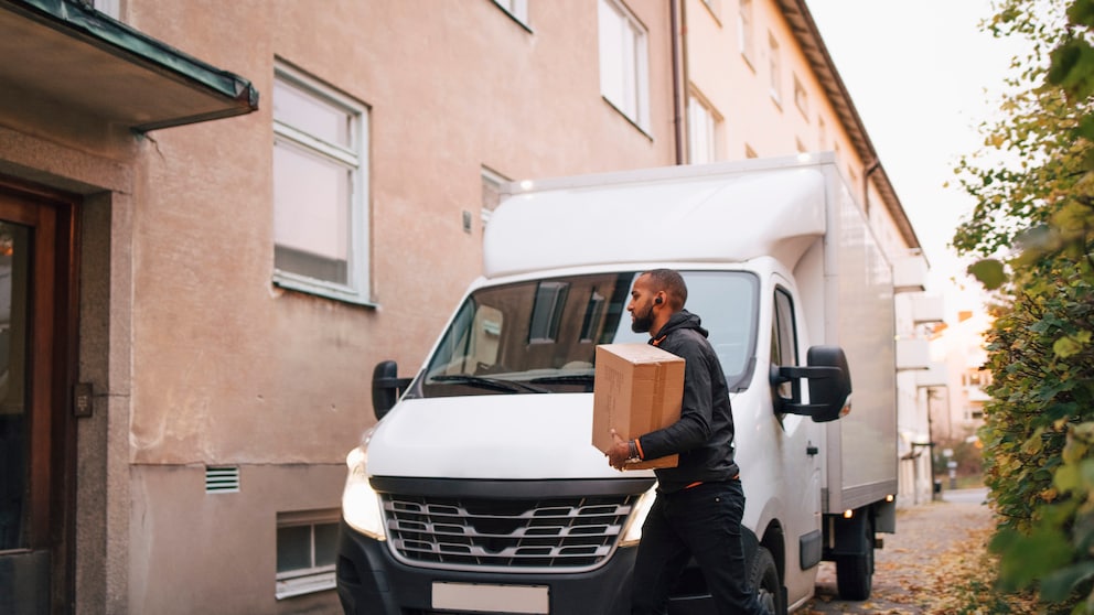 Paketbote liefert Paket aus