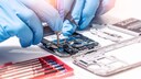 Die Innen-Technik eines Smartphones ist zu sehen, jemand versucht das Handy zu reparieren