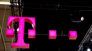 Telekom-Logo auf einem Messestand