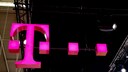 Telekom-Logo auf einem Messestand