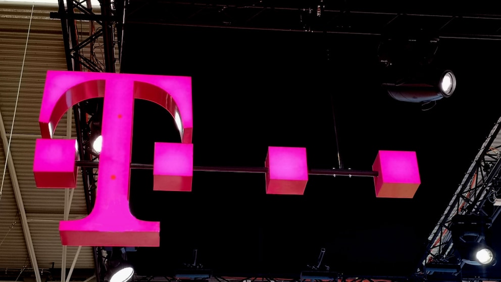 Telekom-Logo auf einem Messestand