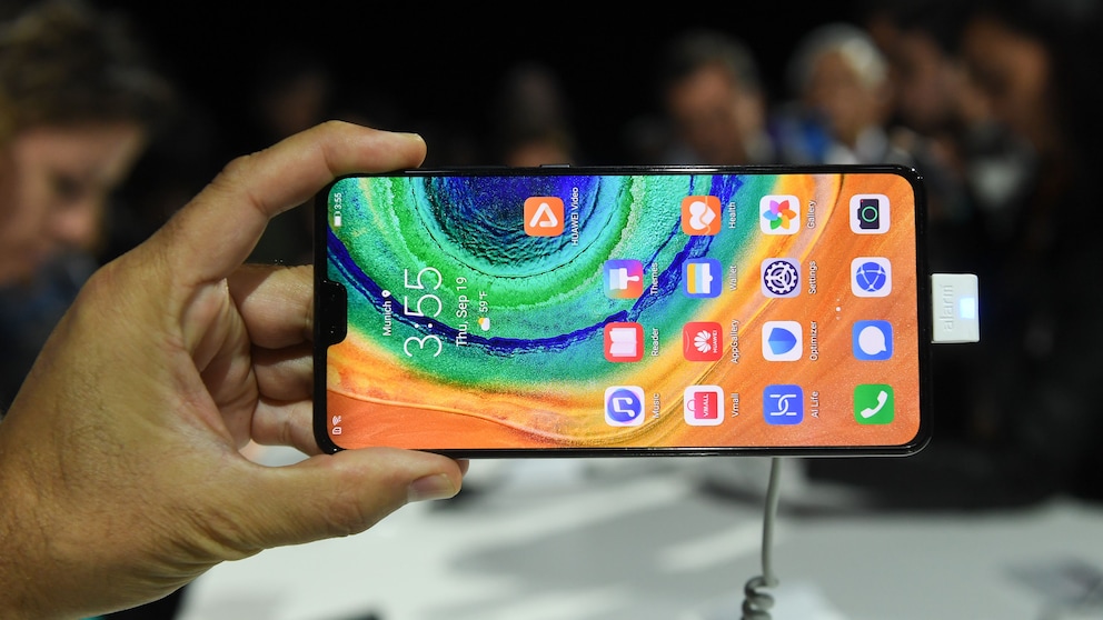 Hand hält ein Huawei Mate 30 Pro