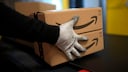 Pakete von Amazon werden getragen