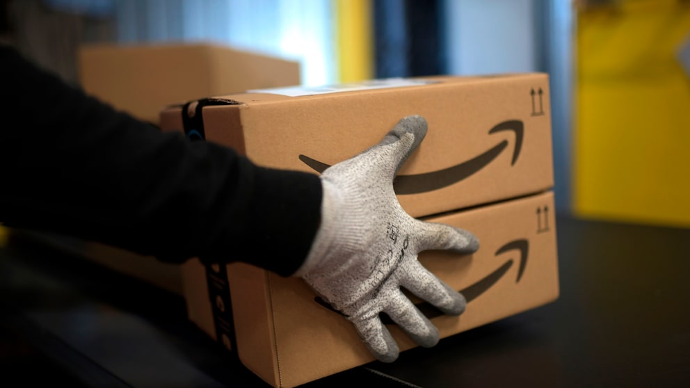 Pakete von Amazon werden getragen