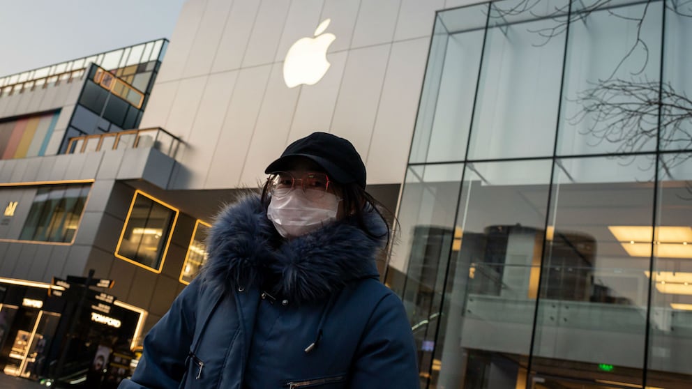 Mann mit Mundschutz vor einem Apple Store