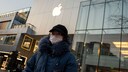 Mann mit Mundschutz vor einem Apple Store