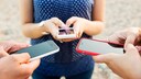 Handytarife-Vergleich: SmartGruppe mit drei Menschen, die ein Smartphone halten