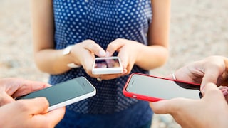 Handytarife-Vergleich: SmartGruppe mit drei Menschen, die ein Smartphone halten