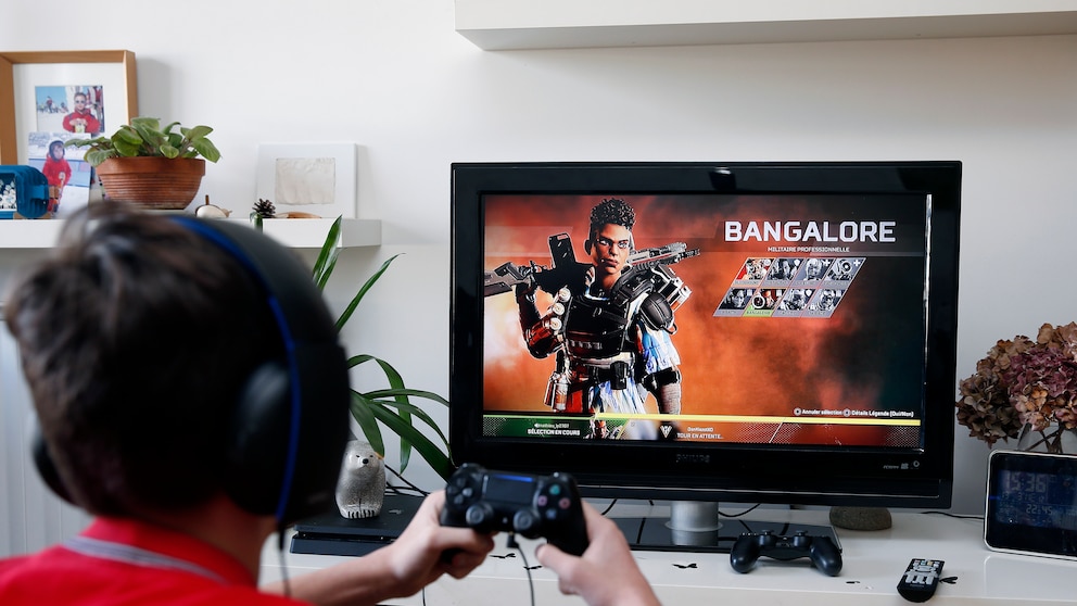 Junge spielt Playstation: Symbolbild für PS5 Fernseher