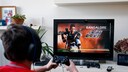 Junge spielt Playstation: Symbolbild für PS5 Fernseher