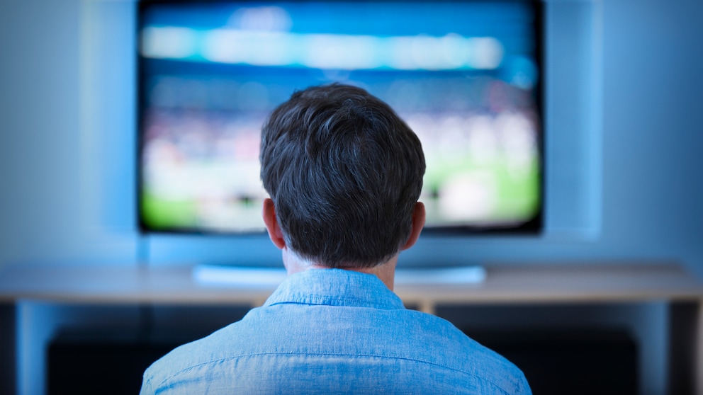 Mann vor dem Fernseher