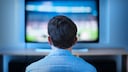 Mann vor dem Fernseher