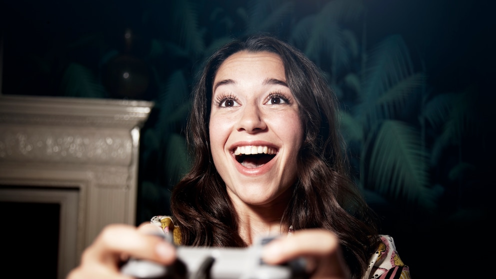 Frau spiel mit Spielekonsole