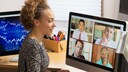 Business-Frau in Videokonferenz zu Hause