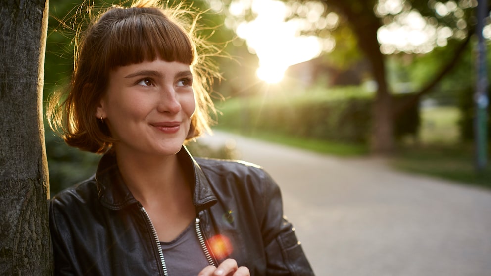 Frau mit Smartphone im Park