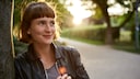 Frau mit Smartphone im Park