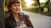 Frau mit Smartphone im Park