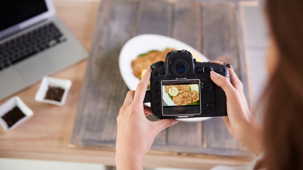 PNG und JPG Symbolbild: Frau fotografiert Essen mit Kamera